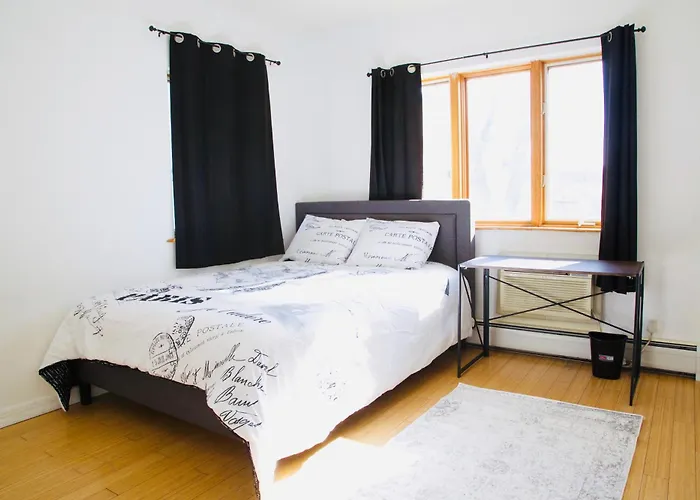 Brighton Beach Room P Close To Subway